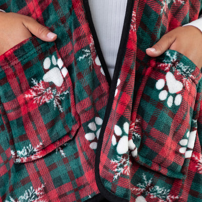 Hands in the two pockets of the wearable blanket shawl. The warm, soft fleece is visible along with the elegant black piping. 
