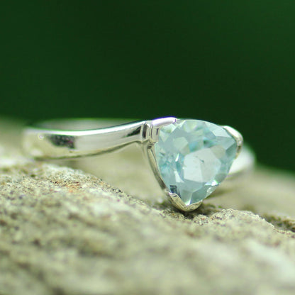 Scintillating Jaipur Hand Made Solitaire Blue Topaz Ring in Sterling Silver