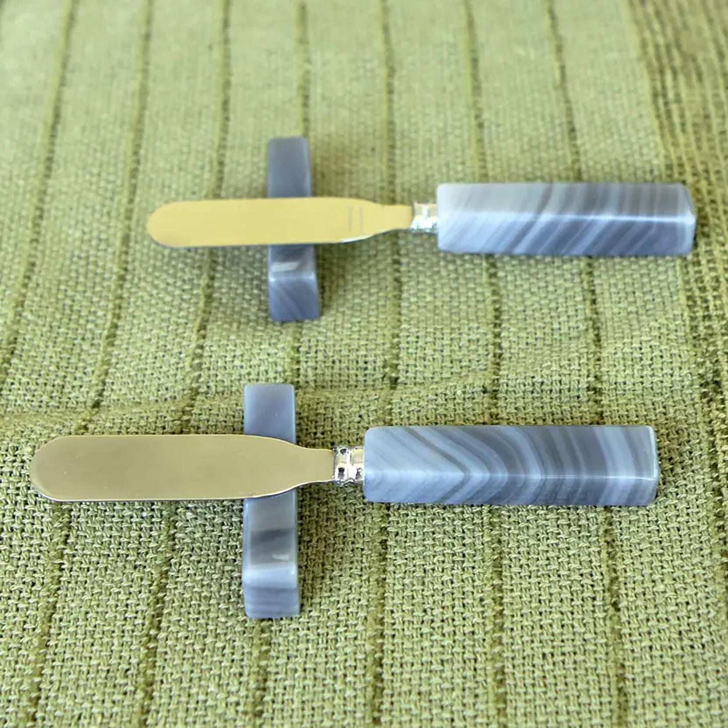 Hypnotic Gray Deli Agate spreader knives and rests (Pair)